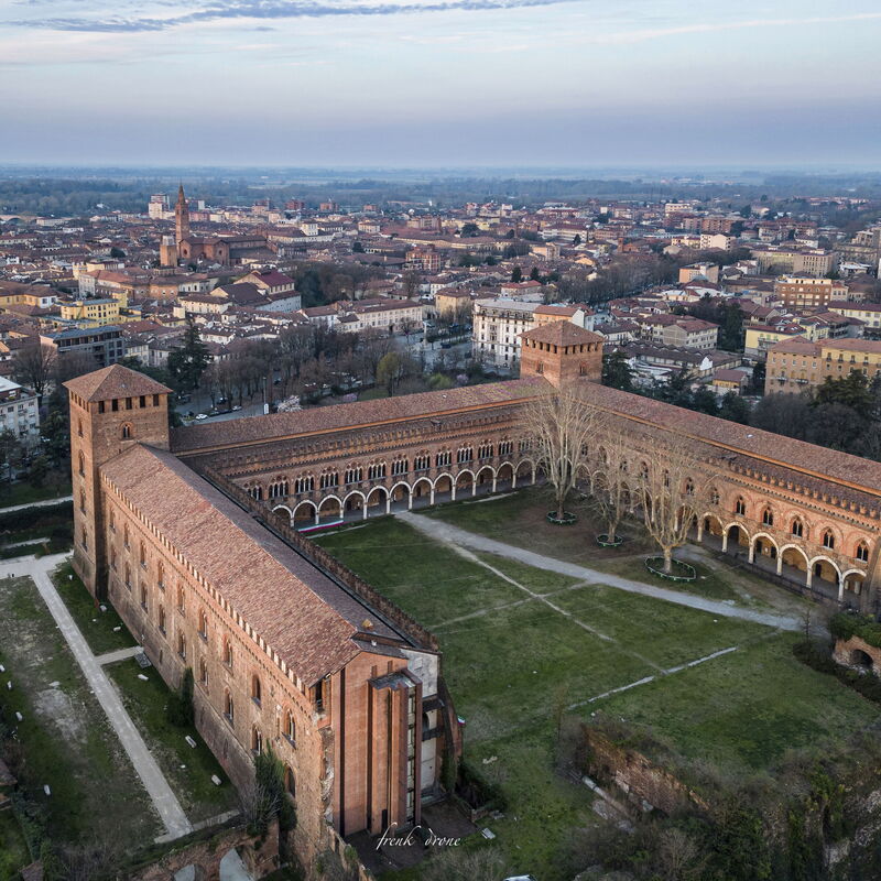 Lory House: Building Exterior