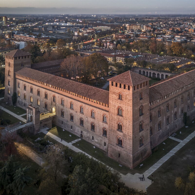Lory House: Building Exterior
