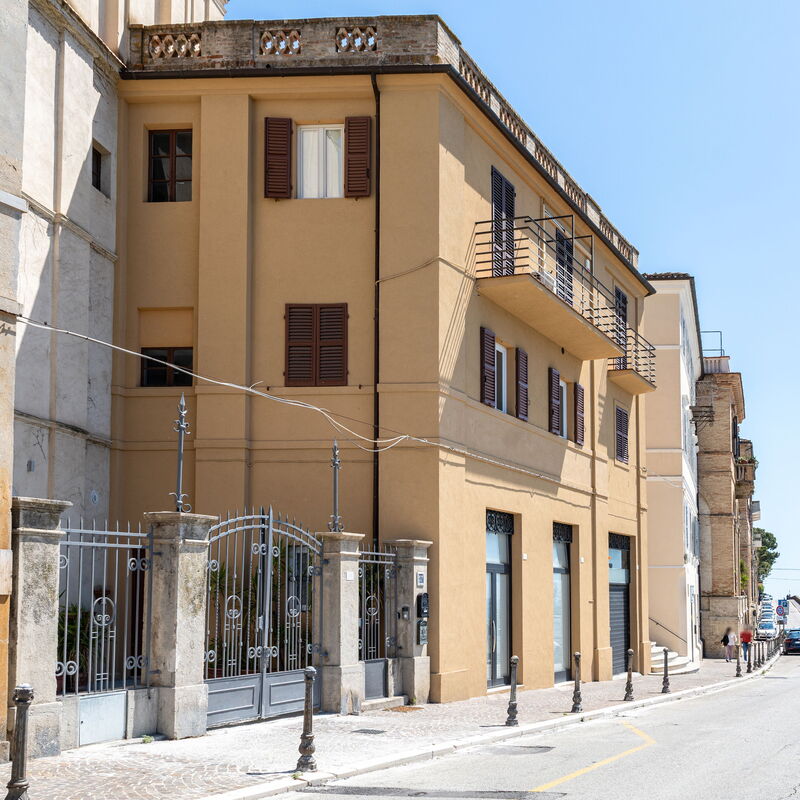 Operapartment: Building Exterior